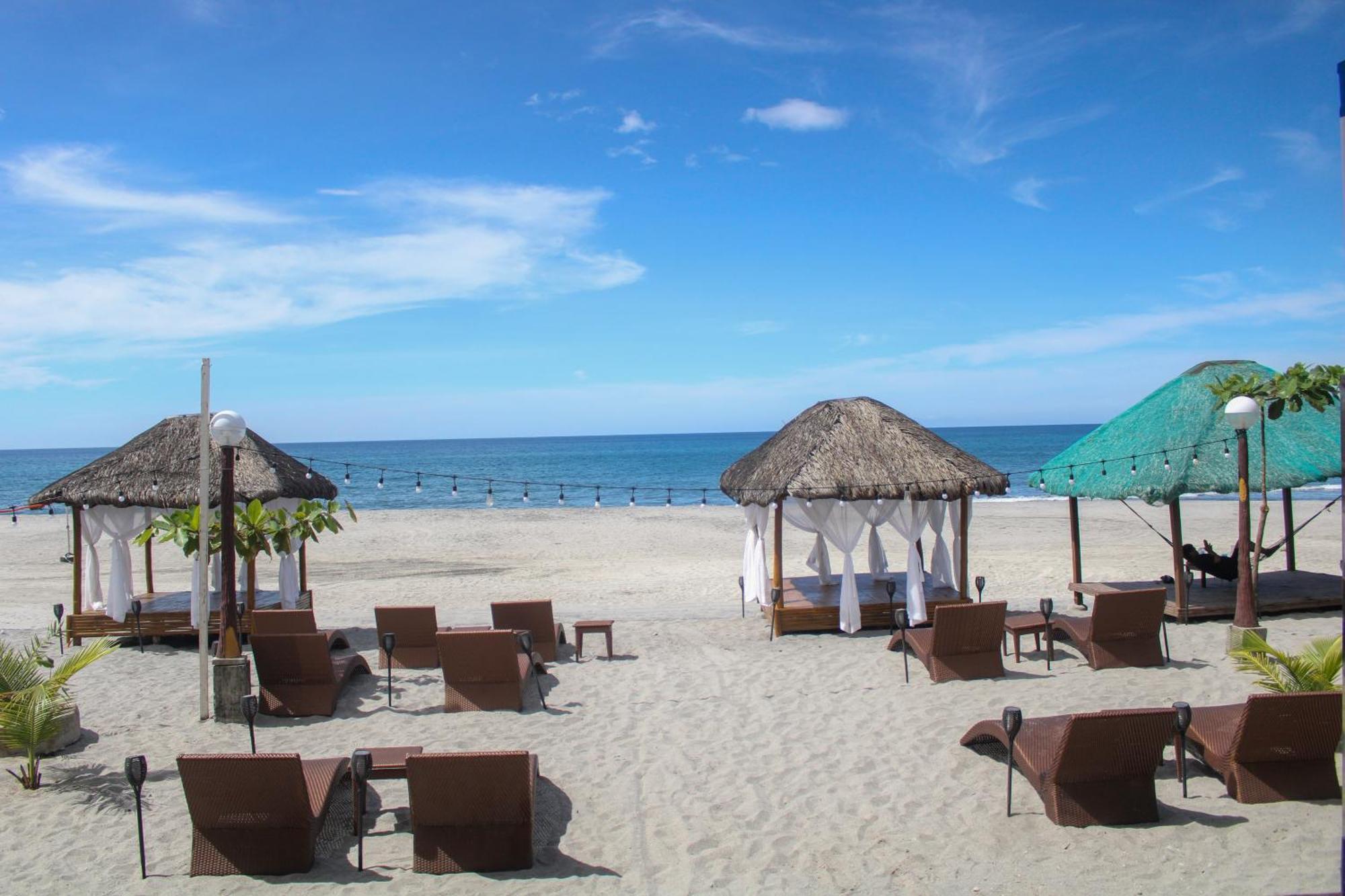 Q Beach Resort Cabangan Exterior foto
